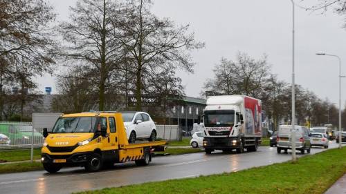 Vrachtwagen en auto botsen in Goes, één gewonde