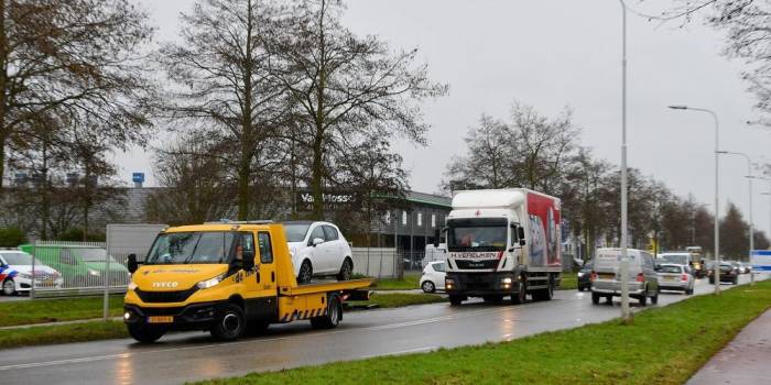 Vrachtwagen en auto botsen in Goes, één gewonde