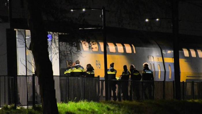 Politie massaal naar trein bij Arnemuiden na vernielingen