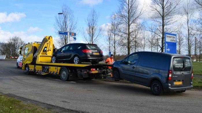 Letsel bij botsing auto's Schoorse Zeedijk Schore