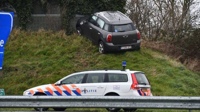 Auto raakt van snelweg en rijdt talud op bij Kapelle