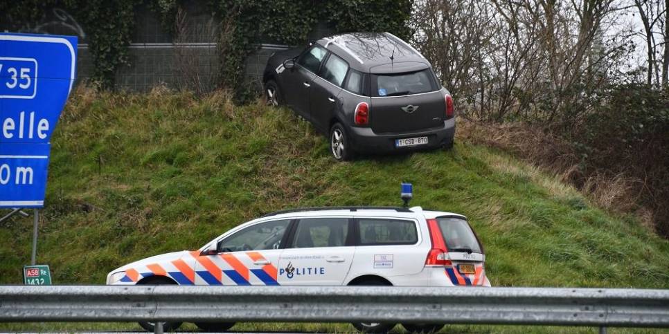 Auto raakt van snelweg en rijdt talud op bij Kapelle