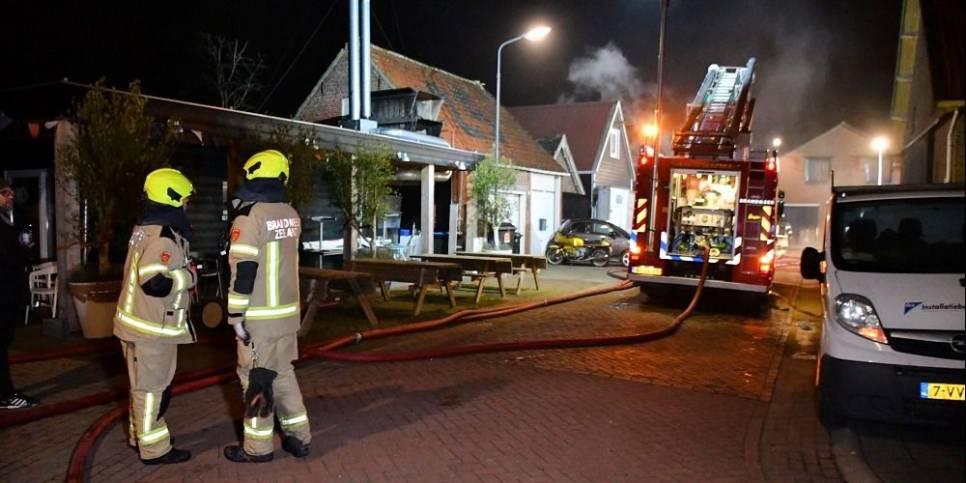 Grote brand in berging Kortgene, brandweer redt schildpad
