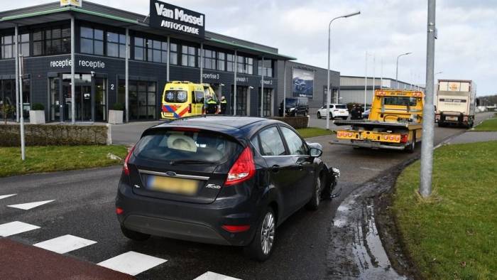 Vrachtauto en personenauto in botsing, één gewonde