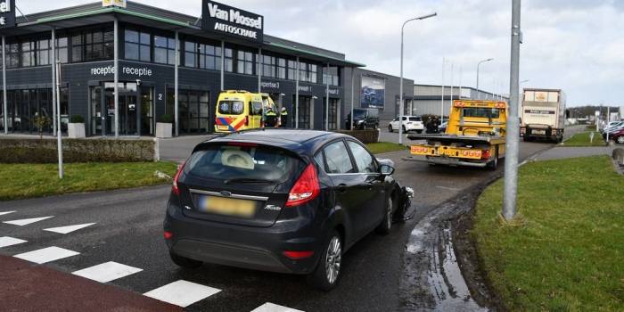 Vrachtauto en personenauto in botsing, één gewonde