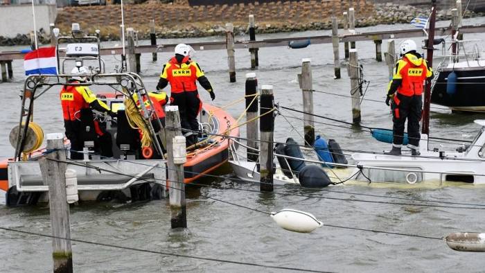 Jacht zinkt in haven Kamperland, vermoedelijk door storm Franklin