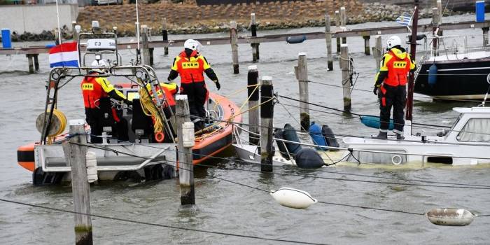 Jacht zinkt in haven Kamperland, vermoedelijk door storm Franklin