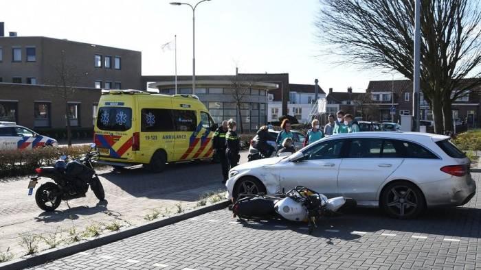 Lesmotor botst tegen geparkeerde auto in Goes