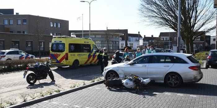 Lesmotor botst tegen geparkeerde auto in Goes