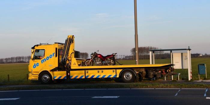 Motorrijder ten val op Deltaweg (N256) Wilhelminadorp