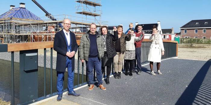 Bruggen verbinden water en wijk in Steehof III Yerseke