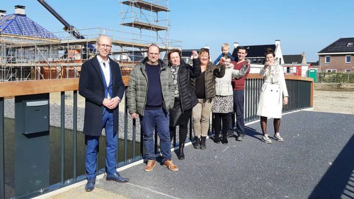 Bruggen verbinden water en wijk in Steehof III Yerseke