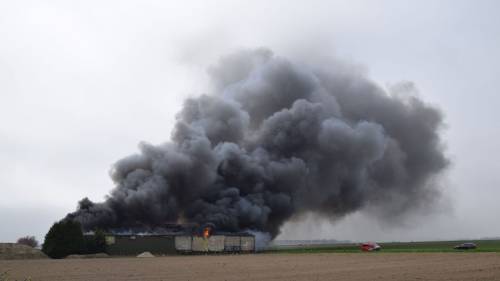 Grote brand verwoest schuur Eiersgatweg te Biervliet, rookwolk in wijde omgeving zichtbaar.