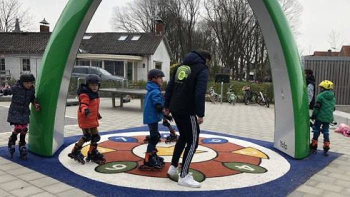 Basisschoolkinderen in Kloetinge leren skaten tijdens clinic