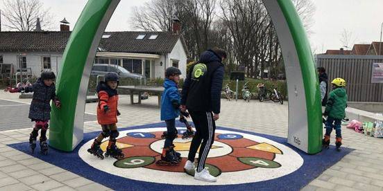 Basisschoolkinderen in Kloetinge leren skaten tijdens clinic