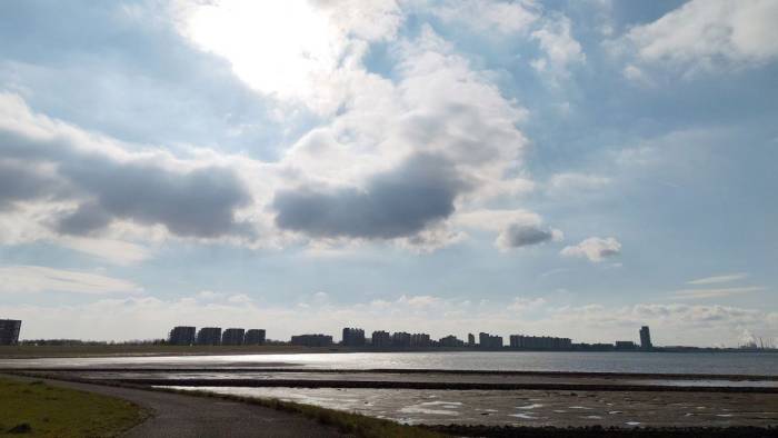 De provincie Zeeland laat onderzoeken of de Westerschelde zwemveilig is. Dit in verband met de vele berichten over PFAS. Op drie locaties, Perkpolder, Baarland en Vlissingen, worden metingen gedaan om het veiligheidsrisico voor zwemmers in te schatten.