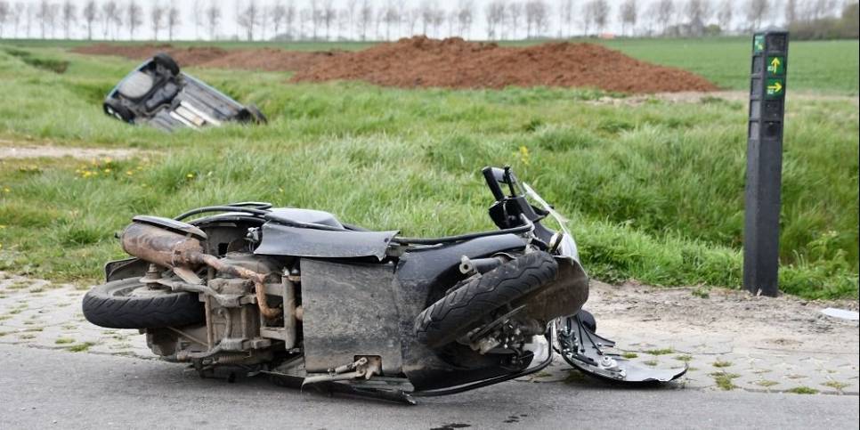 Auto op z'n kop in sloot na botsing met scooter Kamperland