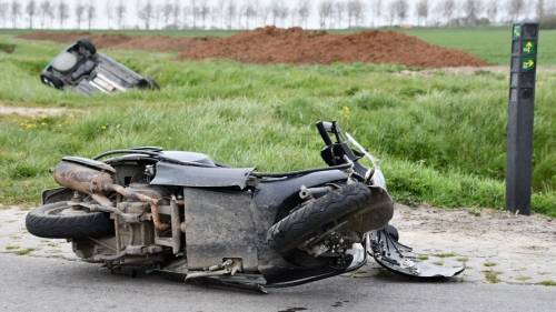 Auto op z'n kop in sloot na botsing met scooter Kamperland