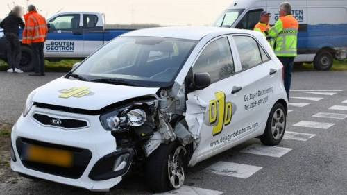 Auto zwaarbeschadigd na ongeluk N289 Krabbendijke