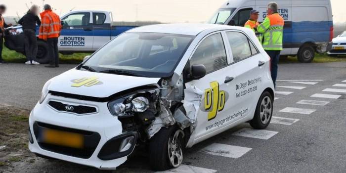 Auto zwaarbeschadigd na ongeluk N289 Krabbendijke