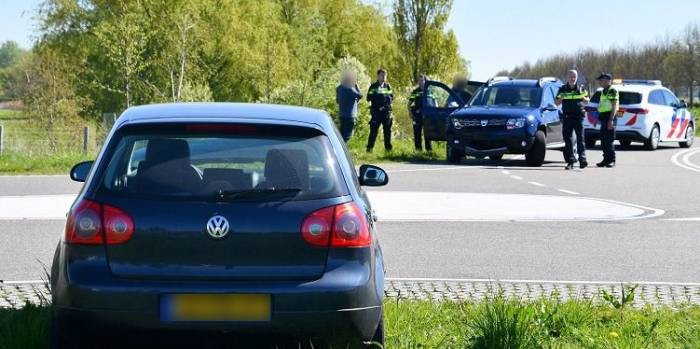 Personenauto’s getakeld na botsing in Goes