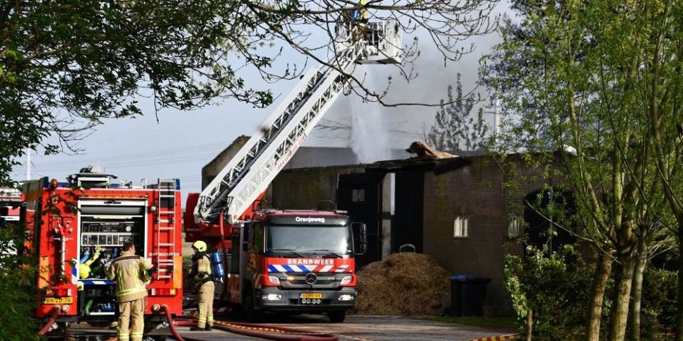 Veel rook bij brand in grote schuur 's-Heerenhoek