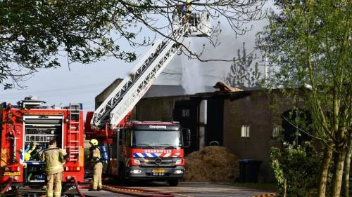 Veel rook bij brand in grote schuur 's-Heerenhoek