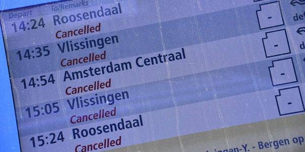 Tot vannacht geen treinen door kapotgereden bovenleiding