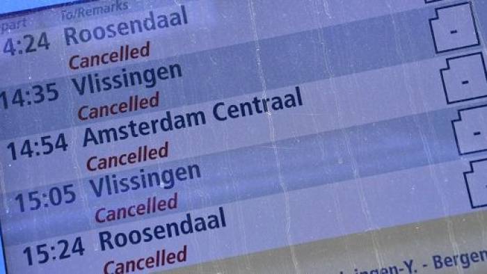 Tot vannacht geen treinen door kapotgereden bovenleiding