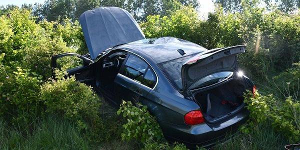 Automobilist ramt verkeersbord en rijdt van talud Nieuwdorp