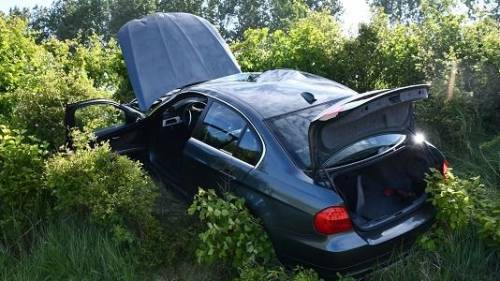 Automobilist ramt verkeersbord en rijdt van talud Nieuwdorp