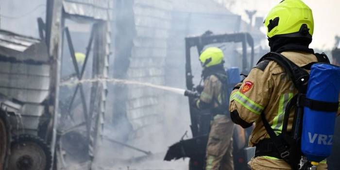 Veel rook bij uitslaande schuurbrand Krabbendijke