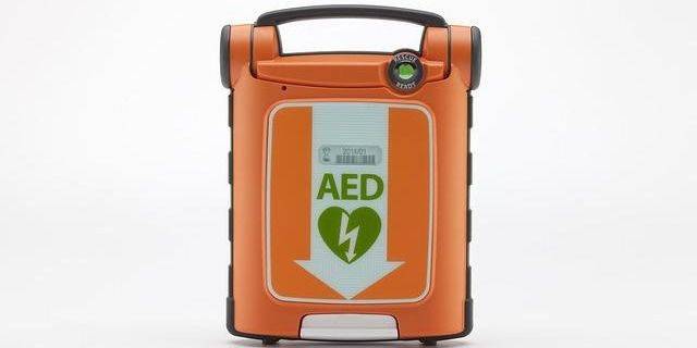 NS-station Goes krijgt nieuwe defibrillator