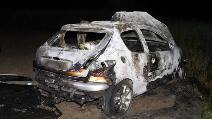 Auto rijdt akker op en brandt volledig uit bij Lewedorp