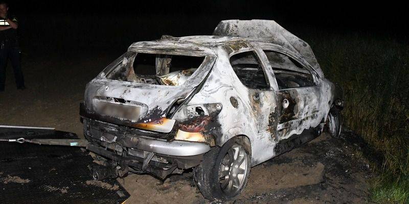 Auto rijdt akker op en brandt volledig uit bij Lewedorp