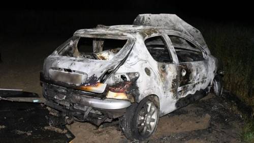 Auto rijdt akker op en brandt volledig uit bij Lewedorp