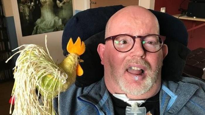 Verzorgers staan in de rij om Dick te helpen