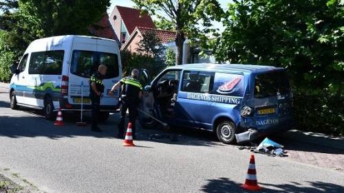 Taxi-bus schampt bestelbus in Wemeldinge