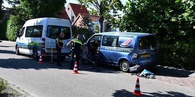 Taxi-bus schampt bestelbus in Wemeldinge