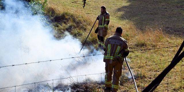 Felle buitenbrand op dijkje ’s Gravenpolder