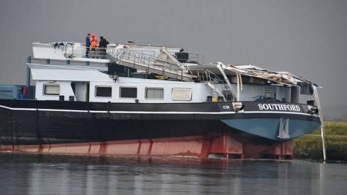 Vrachtschip vaart stuurhut kapot bij Rilland