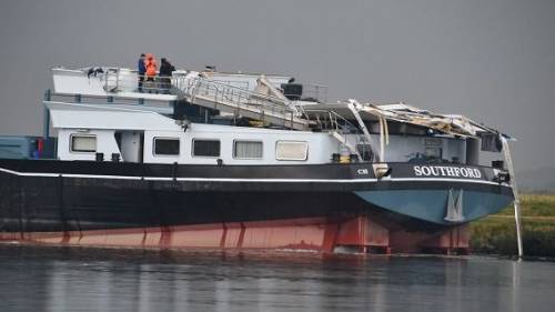 Vrachtschip vaart stuurhut kapot bij Rilland