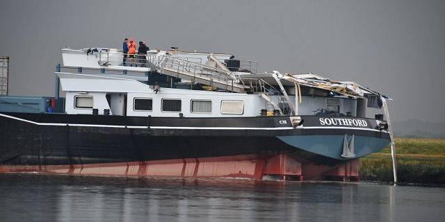 Vrachtschip vaart stuurhut kapot bij Rilland