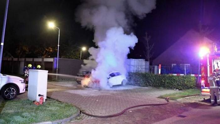 Auto brandt uit in woonwijk Goes