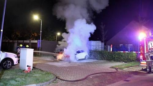 Auto brandt uit in woonwijk Goes