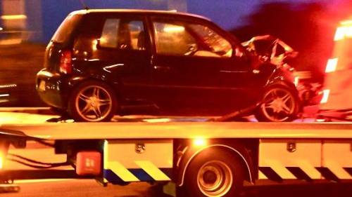 Auto botst achterop vrachtwagen op A58