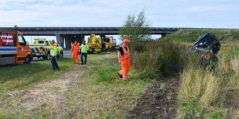 Vrachtwagen raakt van A58 bij Goes