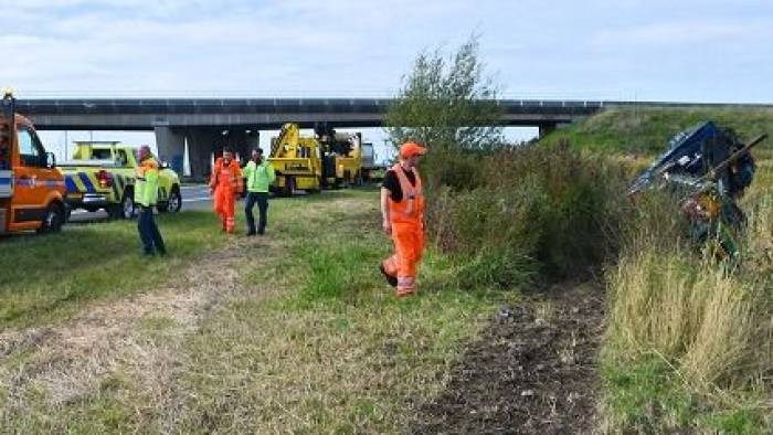 Vrachtwagen raakt van A58 bij Goes