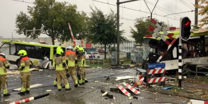 Zeeuwse streekbus onder trein bij Bergen op Zoom: geen gewonden, ravage enorm