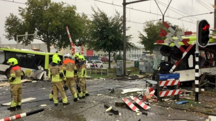 Zeeuwse streekbus onder trein bij Bergen op Zoom: geen gewonden, ravage enorm